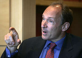 FANT OPP WWW: Tim Berners-Lee regnes som mannen som fant opp «World Wide Web». I 1989 satt han opp verdens første webserver på forskningsinstituttet CERN. To år senere ble det presentert for verden og Internett eksploderte. FANT OPP WWW: Tim Berners-Lee regnes som mannen som fant opp «World Wide Web». I 1989 satt han opp verdens første webserver på forskningsinstituttet CERN. To år senere ble det presentert for verden og Internett eksploderte.