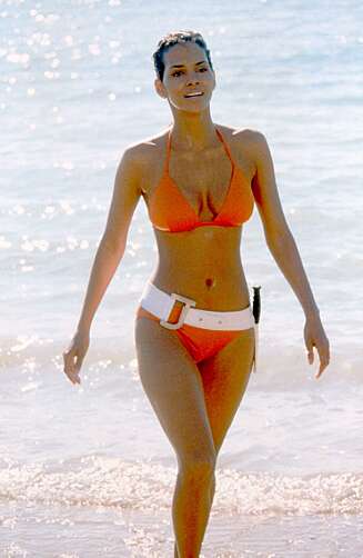 Halle som Ursula Andress-klon i Bond-filmen Die Another Day i 2002. Halle som Ursula Andress-klon i Bond-filmen Die Another Day i 2002.