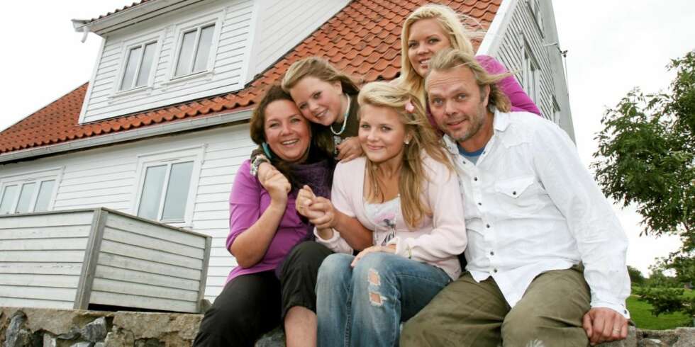 FANTASTISKE OPPLEVELSER: Langt inne i jungelen i Amazonas tilbrakte familien Prøis tre uker sammen med en urbefolkningsstamme. Vel hjemme slapper de av i Svelvik. Aurora (fra venstre bak), Tuva, mamma Christin, pappa Pål og minstejenta Veslemøy. Sønnen Ola (20) var ikke til stede da bildet ble tatt. FANTASTISKE OPPLEVELSER: Langt inne i jungelen i Amazonas tilbrakte familien Prøis tre uker sammen med en urbefolkningsstamme. Vel hjemme slapper de av i Svelvik. Aurora (fra venstre bak), Tuva, mamma Christin, pappa Pål og minstejenta Veslemøy. Sønnen Ola (20) var ikke til stede da bildet ble tatt.