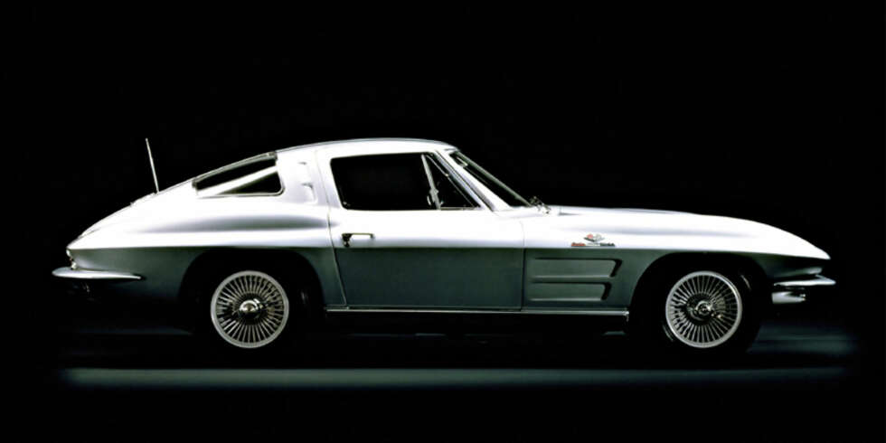 STOR LEGENDE: Chevrolet Corvette er en av USAs mest legendariske sportsbiler. Modellen med delt bakrute på bildet blir av mange sett på som en av de peneste modellene. STOR LEGENDE: Chevrolet Corvette er en av USAs mest legendariske sportsbiler. Modellen med delt bakrute på bildet blir av mange sett på som en av de peneste modellene.
