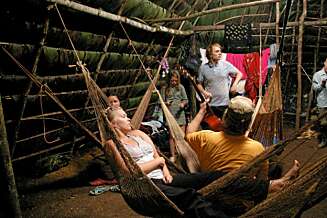 Det var et aldri så lite sjokk for den norske familien å flytte fra huset sitt hjemme i Svelvik, og til en primitiv hytte i Ecuador. Det var et aldri så lite sjokk for den norske familien å flytte fra huset sitt hjemme i Svelvik, og til en primitiv hytte i Ecuador.