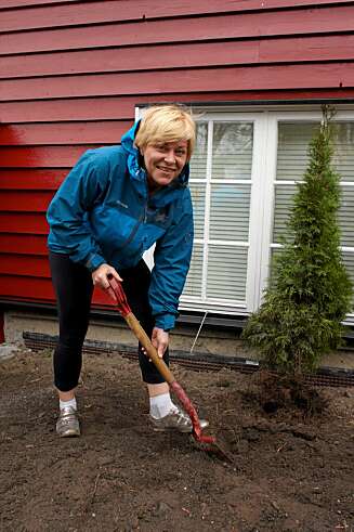 SIV I HAGEN: Siv Jensen liker å arbeide med busker og blomster uten i hagen. - Ikke for mye, men litt luking er bare koselig. SIV I HAGEN: Siv Jensen liker å arbeide med busker og blomster uten i hagen. - Ikke for mye, men litt luking er bare koselig.