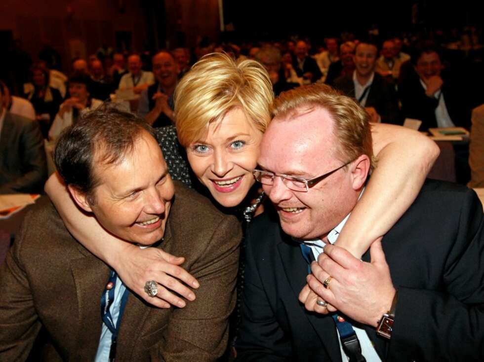 SIV OG GUTTA: Partiformann Siv Jensen tar et godt tak rundt sine to nestformenn, Per Sandberg (t.h.) og Per Arne Olsen. SIV OG GUTTA: Partiformann Siv Jensen tar et godt tak rundt sine to nestformenn, Per Sandberg (t.h.) og Per Arne Olsen.
