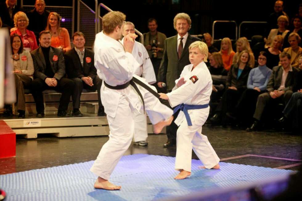 TØFF: Siv er ekspert i jiu-jitsu, og en ganske kvass dame å bryne seg på. Det fikk komiker og allsangleder Tommy Steine erfare under Den store klassefesten. TØFF: Siv er ekspert i jiu-jitsu, og en ganske kvass dame å bryne seg på. Det fikk komiker og allsangleder Tommy Steine erfare under Den store klassefesten.