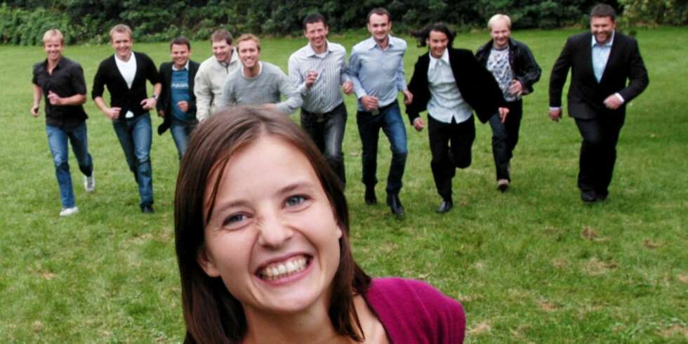 Guro Huseby fra Sandefjord er forelsket. Her er hun sammen med sine 10 utvalgte friere: Geir Engnes, Petter Gunnerud, Svein Are Trollsås, Åsmund Wold Johannesen, Atle Thorstein, Alexander Thorød, Stian S. Gjøsund, Frank A. H. Nilsen, Tore Molde og Lars Stian Thune. Men hun vil ikke si om forelskelsen er rettet mot en av dem. Guro Huseby fra Sandefjord er forelsket. Her er hun sammen med sine 10 utvalgte friere: Geir Engnes, Petter Gunnerud, Svein Are Trollsås, Åsmund Wold Johannesen, Atle Thorstein, Alexander Thorød, Stian S. Gjøsund, Frank A. H. Nilsen, Tore Molde og Lars Stian Thune. Men hun vil ikke si om forelskelsen er rettet mot en av dem.