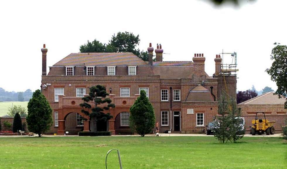Familien Beckhams residens i Hertfordshire - Beckingham Palace - er bestjålet av tjenerskapet. Familien Beckhams residens i Hertfordshire - Beckingham Palace - er bestjålet av tjenerskapet.