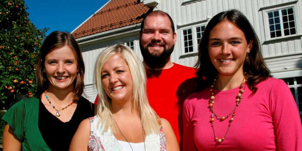 ÅRETS BØNDER: Ragnhild Strømmen (23), Ola Sylte (29), Guro Huseby (27) og Silje Stensland (28) jakter for tiden etter den store kjærligheten. ÅRETS BØNDER: Ragnhild Strømmen (23), Ola Sylte (29), Guro Huseby (27) og Silje Stensland (28) jakter for tiden etter den store kjærligheten.