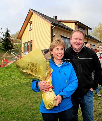 JUBLENDE GLAD: Kirsti Eilertsen fikk besøk av hagedesigner Darren Saines. (Foto: Bjørn Erik Olsen og Mary-Ann Astrup)
TAKK TIL FØLGENDE SAMARBEIDSPARTNERE: JUBLENDE GLAD: Kirsti Eilertsen fikk besøk av hagedesigner Darren Saines. (Foto: Bjørn Erik Olsen og Mary-Ann Astrup)
TAKK TIL FØLGENDE SAMARBEIDSPARTNERE: