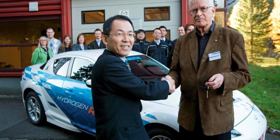 En fornøyd Akihiro Kashiwagi overleverer nøklene til styreformann i HyNor, Johan Thoresen. En fornøyd Akihiro Kashiwagi overleverer nøklene til styreformann i HyNor, Johan Thoresen.