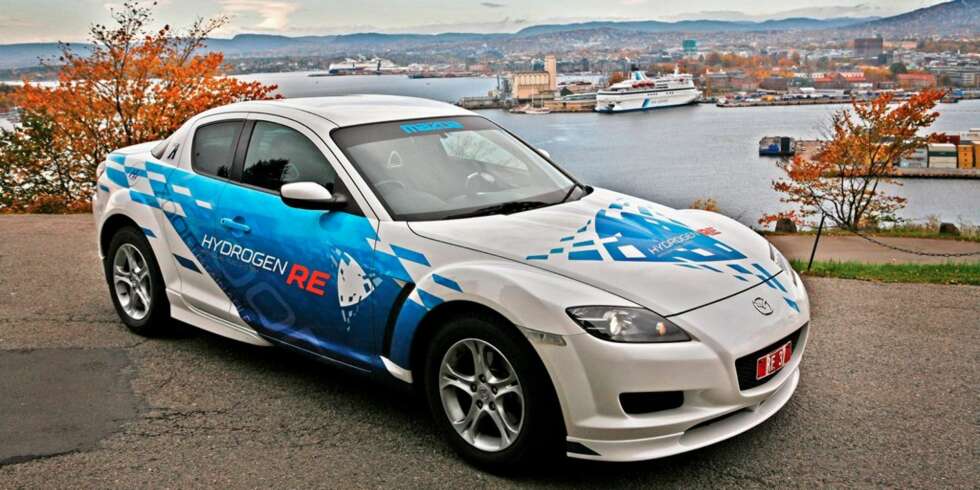 Denne Mazdaen slipper ikke ut annet enn vann - så lenge den blir kjørt med hydrogen på tanken. Denne Mazdaen slipper ikke ut annet enn vann - så lenge den blir kjørt med hydrogen på tanken.