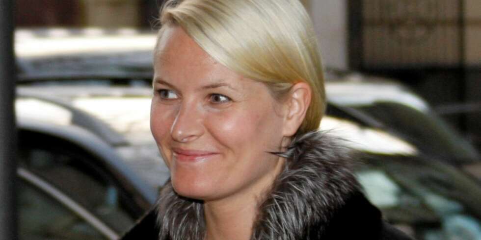 TIL LEGE: Kronprinsesse Mette-Marit må undersøkes av lege etter at hun falt og slo hodet mandag morgen. TIL LEGE: Kronprinsesse Mette-Marit må undersøkes av lege etter at hun falt og slo hodet mandag morgen.
