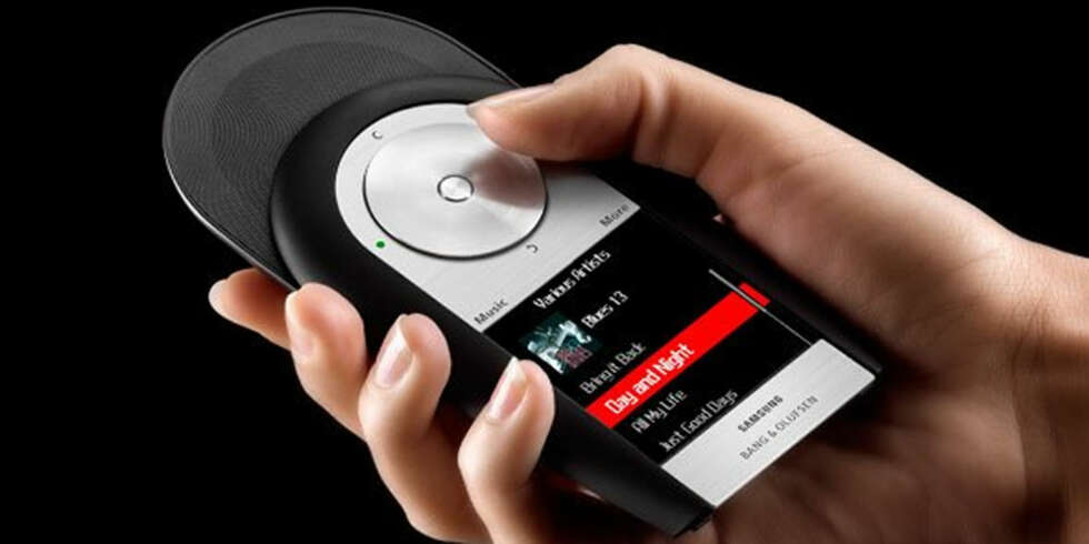 SKRINLEGGES: Bang Olufsens lekre design har ikke nødvendigvis vært lønnsom. Derfor kutter danskene nå ut "nye" produkttyper som mp3-spillere og mobiltelefoner. SKRINLEGGES: Bang Olufsens lekre design har ikke nødvendigvis vært lønnsom. Derfor kutter danskene nå ut "nye" produkttyper som mp3-spillere og mobiltelefoner.