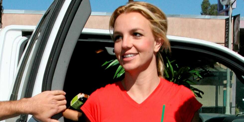 SMILER: Britney Spears har grunn til å smile etter at retten i Los Angeles henla rettssaken mot henne. SMILER: Britney Spears har grunn til å smile etter at retten i Los Angeles henla rettssaken mot henne.