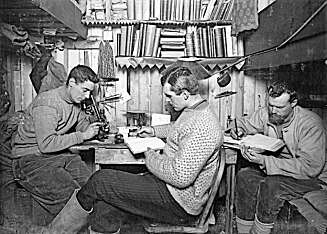 Thomas Griffith Taylor (til venstre), Tryggve Gran (midten) og Frank Debenham slapper av under dekk i en ledig stund. Thomas Griffith Taylor (til venstre), Tryggve Gran (midten) og Frank Debenham slapper av under dekk i en ledig stund.