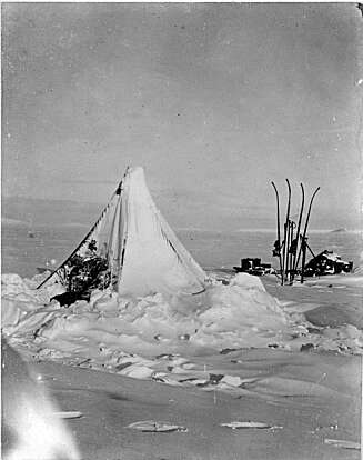 DØDENS LEIR: Gran og resten av unnsetningsekspedisjonen fant Scotts leir 12. november 1912. DØDENS LEIR: Gran og resten av unnsetningsekspedisjonen fant Scotts leir 12. november 1912.