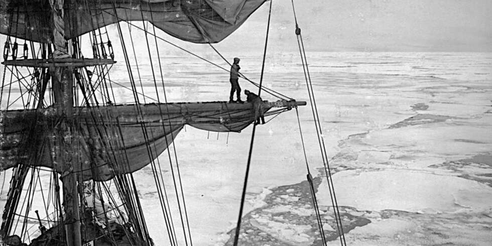 Ekspedisjonsskipet ""Terra Nova"". Tryggve Gran og matros Joseph Leese på stormersen. Ekspedisjonsskipet ""Terra Nova"". Tryggve Gran og matros Joseph Leese på stormersen.