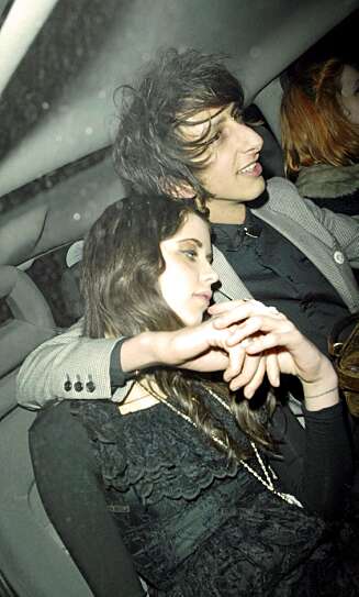 Peaches Geldof har vært litt for glad i å dope seg. Her sammen med eksen Faris Badwan, alias Farris Rotter, etter en kveld på byen.
Peaches Geldof and Farris Rotter at Punk Club in London Peaches Geldof har vært litt for glad i å dope seg. Her sammen med eksen Faris Badwan, alias Farris Rotter, etter en kveld på byen.
Peaches Geldof and Farris Rotter at Punk Club in London