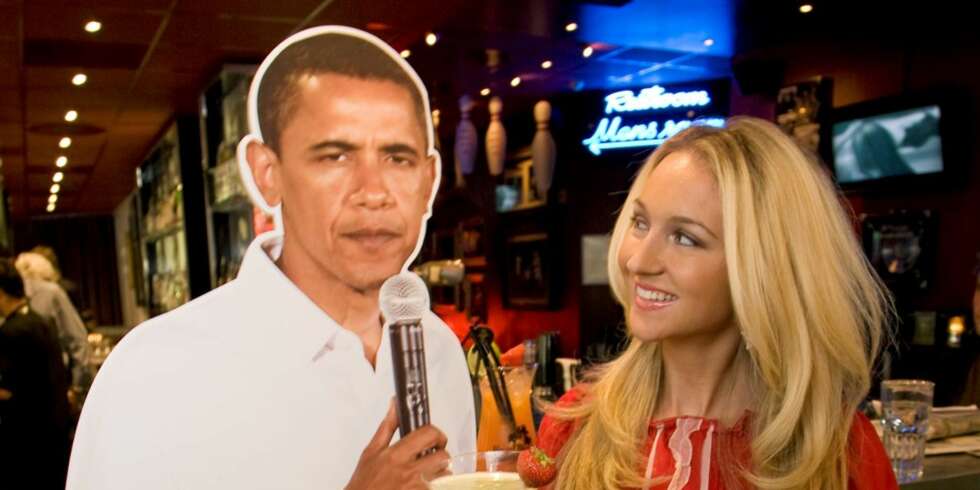OSLO, 20080912;Pia Haraldsen reiser til USA for å dekke president valget. På bar sammen med Barack Obama.
FOTO: MORTEN BENDIKSEN OSLO, 20080912;Pia Haraldsen reiser til USA for å dekke president valget. På bar sammen med Barack Obama.
FOTO: MORTEN BENDIKSEN