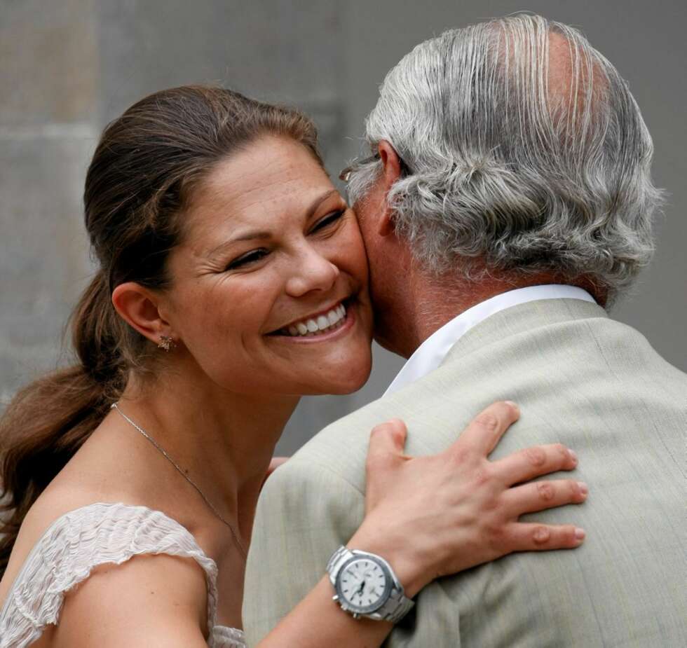 Nu måste du snart lysna, snälla pappa! Kronprinsesse Victorias smil blir stadig stivere i nærheten av kong Carl Gustaf. Nu måste du snart lysna, snälla pappa! Kronprinsesse Victorias smil blir stadig stivere i nærheten av kong Carl Gustaf.