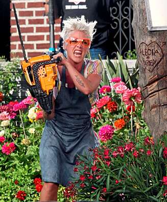 PROBLEMATISK: Det var etter skilsmissen fra ektemannen Carey Hart at det toppet seg for Pink. Her fra innspillingen av en av hennes musikkvideoer. PROBLEMATISK: Det var etter skilsmissen fra ektemannen Carey Hart at det toppet seg for Pink. Her fra innspillingen av en av hennes musikkvideoer.
