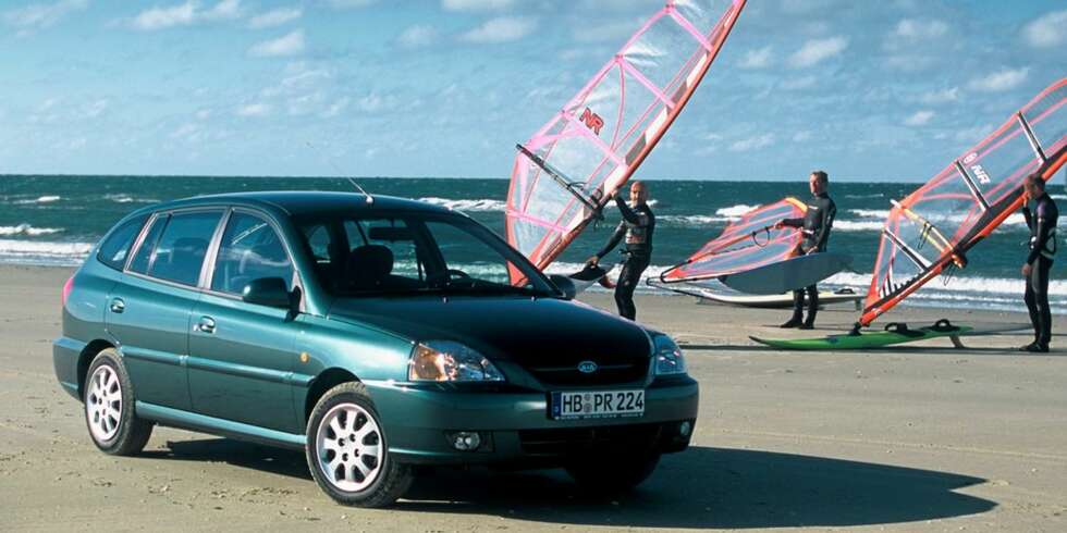 RØFF RIO: Selger faktisk bedre enn Golf i USA. Men selv ikke surfemotiver kan heve Kia Rios image opp på Toyota Yaris-nivå. RØFF RIO: Selger faktisk bedre enn Golf i USA. Men selv ikke surfemotiver kan heve Kia Rios image opp på Toyota Yaris-nivå.