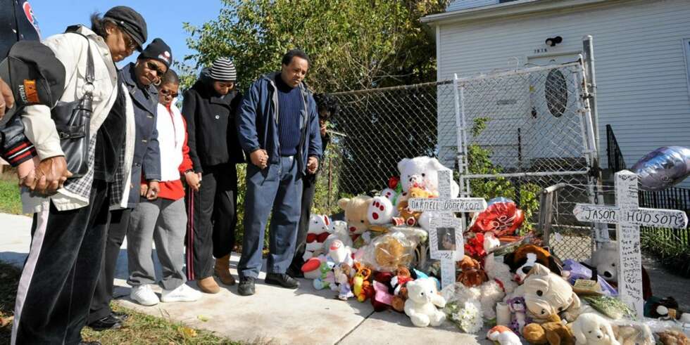 SØRGER: Venner av Hidson-familien sørger over drapene utenfor familiens hjem i Chicago, der Darnell Donerson og Jason Hudson ble funnet drept. SØRGER: Venner av Hidson-familien sørger over drapene utenfor familiens hjem i Chicago, der Darnell Donerson og Jason Hudson ble funnet drept.
