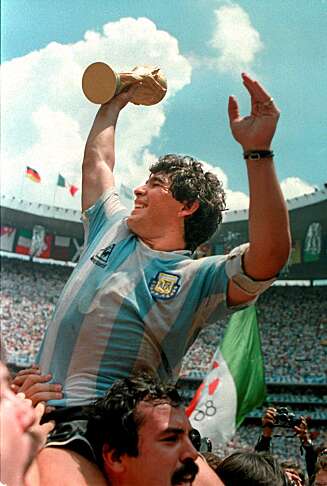 Maradona i VM 1986, etter 3-2-seieren over Vest-Tyskland. Maradona i VM 1986, etter 3-2-seieren over Vest-Tyskland.