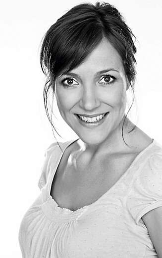 EKSPERTEN: Cecilie H. Eggen (31) er redaksjonssjef for Klikk.no/mote. Hun var tidligere skjønnhetsansvarlig i Det Nye og Makeup & hår. Cecilie er utdannet makeup-artist, og har jobbet som rektor og faglærer på Art Complexion Make-up Skole. Hun har tidligere bakgrunn som frilans makeupartist og skjønnhetsjournalist. EKSPERTEN: Cecilie H. Eggen (31) er redaksjonssjef for Klikk.no/mote. Hun var tidligere skjønnhetsansvarlig i Det Nye og Makeup & hår. Cecilie er utdannet makeup-artist, og har jobbet som rektor og faglærer på Art Complexion Make-up Skole. Hun har tidligere bakgrunn som frilans makeupartist og skjønnhetsjournalist.