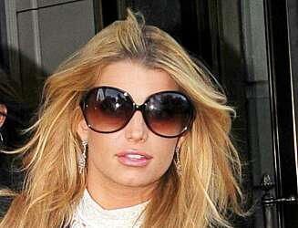 DUM? Jessica Simpson. DUM? Jessica Simpson.