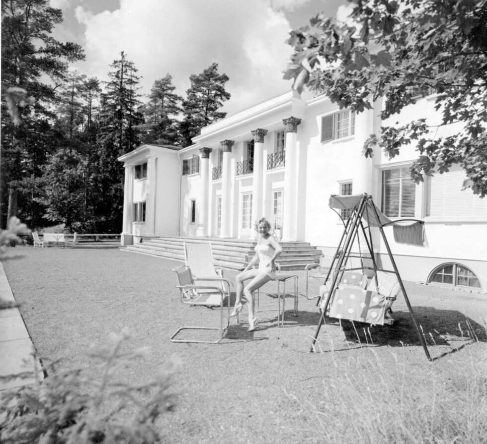 Sonja Henie poserer i stroppeløs badedrakt utenfor det praktfulle hjemet sitt Granholtet på Landøya. Sonja Henie poserer i stroppeløs badedrakt utenfor det praktfulle hjemet sitt Granholtet på Landøya.
