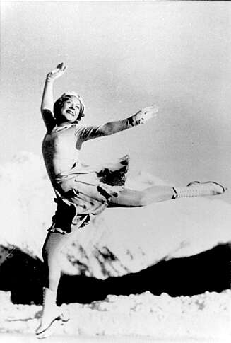 I St. Moritz 1928 vant Sonja Henie det første av sine tre OL-gull. Året før ble hun verdensmester, bare 14 år gammel. I St. Moritz 1928 vant Sonja Henie det første av sine tre OL-gull. Året før ble hun verdensmester, bare 14 år gammel.