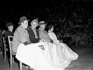 Det var stor stas da Sonja Henie for første gang etter krigen skulle opptre for et norsk publikum, i 1953. Her ser vi kongefamilien som koser seg under åpningsshowet på Jordal Amfi. Fra v: Prins Harald, Kronprinsesse Märtha, Kronprins Harald og prinsesse Astrid. Det var stor stas da Sonja Henie for første gang etter krigen skulle opptre for et norsk publikum, i 1953. Her ser vi kongefamilien som koser seg under åpningsshowet på Jordal Amfi. Fra v: Prins Harald, Kronprinsesse Märtha, Kronprins Harald og prinsesse Astrid.