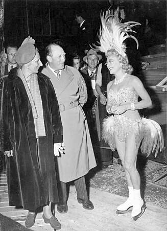 I 1953 holdt Sonja Henie isshow i Oslo, og kronprinsesse Märtha og kronprins Olav møtte opp på åpningen. Dette var første sesongen Henies show var i Norge. I 1953 holdt Sonja Henie isshow i Oslo, og kronprinsesse Märtha og kronprins Olav møtte opp på åpningen. Dette var første sesongen Henies show var i Norge.