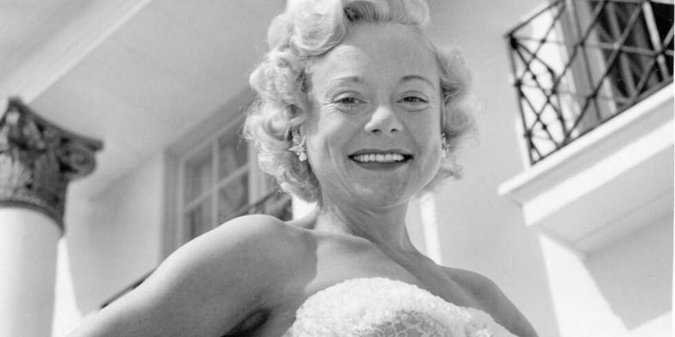 Sonja foran hjemmet på Landøya i Asker i 1956. Praktvillaen er blant annet brukt som kulisse i TV-serien «Ungkaren». Sonja foran hjemmet på Landøya i Asker i 1956. Praktvillaen er blant annet brukt som kulisse i TV-serien «Ungkaren».