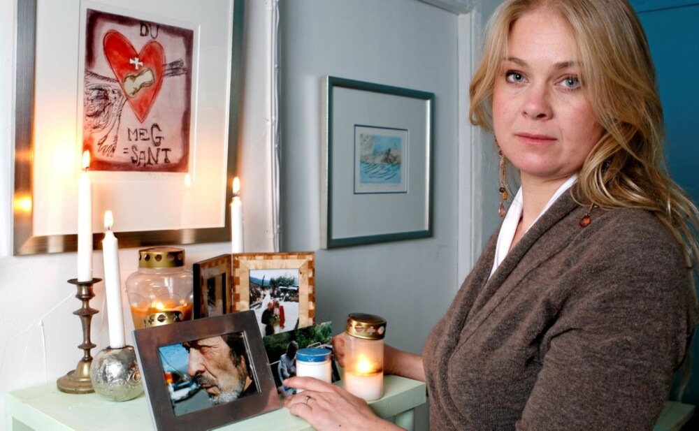– Sorgen må ikke fornektes, og for meg kjennes det riktig å ha et alter over Eric, sier Björg. Den lille, hvite boksen er det eneste hun fikk etter ham. En boks til å blande maling i som Eric hadde fått av Picasso. – Sorgen må ikke fornektes, og for meg kjennes det riktig å ha et alter over Eric, sier Björg. Den lille, hvite boksen er det eneste hun fikk etter ham. En boks til å blande maling i som Eric hadde fått av Picasso.