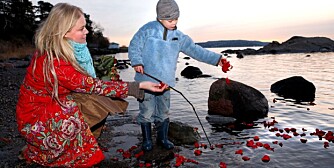 – Eric ville ikke ha et gravsted, så her ved fjorden i Oslo er det nærmeste vi kommer en grav. Thorallur og jeg er ofte her og minnes Daddy, og noen ganger kaster vi roser på sjøen til minne om ham. Det er vår måte å pynte graven på, forteller Björg. – Eric ville ikke ha et gravsted, så her ved fjorden i Oslo er det nærmeste vi kommer en grav. Thorallur og jeg er ofte her og minnes Daddy, og noen ganger kaster vi roser på sjøen til minne om ham. Det er vår måte å pynte graven på, forteller Björg.