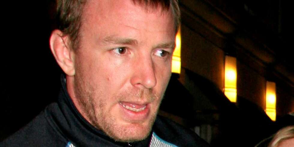 TRUET: Guy Ritchie ble truet med kniv av en av Madonnas fans under innspillingen av "Sherlock Holmes". TRUET: Guy Ritchie ble truet med kniv av en av Madonnas fans under innspillingen av "Sherlock Holmes".