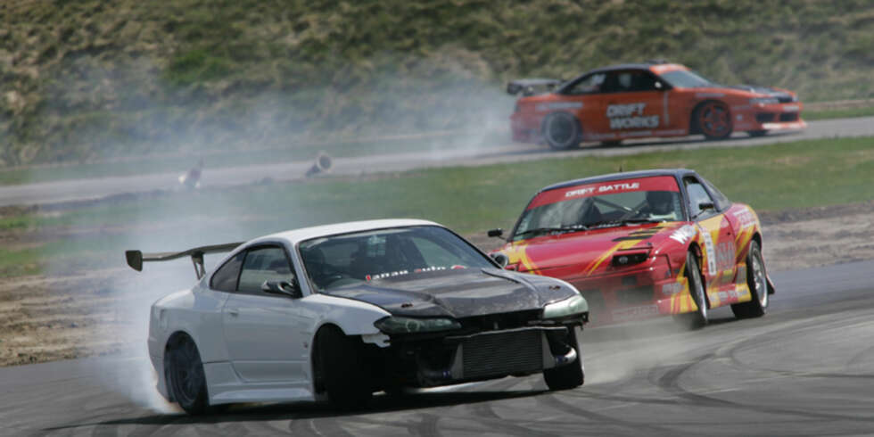Cindy McCain kjørte en Nissan 240SX, her representert i tre generasjoner. Det er uvisst hvilken modell hun brukte som driftingbil, men både S15 (foran), S13 (i midten) og S14A (bakerst) er vanlige biler i driftemiljøene. Cindy McCain kjørte en Nissan 240SX, her representert i tre generasjoner. Det er uvisst hvilken modell hun brukte som driftingbil, men både S15 (foran), S13 (i midten) og S14A (bakerst) er vanlige biler i driftemiljøene.