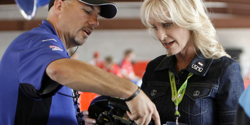Cindy McCain er helt tydelig en bilinteressert dame. Her får hun forklart hvordan kontrollene på et IndyCar-ratt fungerer. Cindy McCain er helt tydelig en bilinteressert dame. Her får hun forklart hvordan kontrollene på et IndyCar-ratt fungerer.