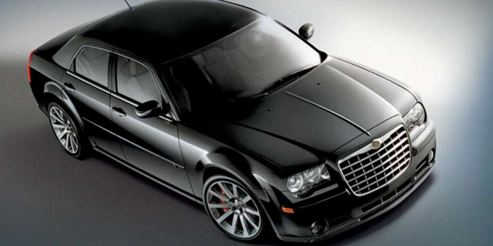 CHRYSLER 300 C HEMI: En slik bil byttet Obama ut med et "grønnere alternativ" før valget. CHRYSLER 300 C HEMI: En slik bil byttet Obama ut med et "grønnere alternativ" før valget.