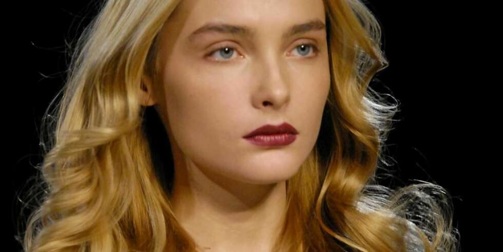 MØRKE LEPPER: Under Gai Mattiolo Ready-to-Wear visning i Paris, var modellene sminket med lyse øyne og plommerøde lepper. MØRKE LEPPER: Under Gai Mattiolo Ready-to-Wear visning i Paris, var modellene sminket med lyse øyne og plommerøde lepper.