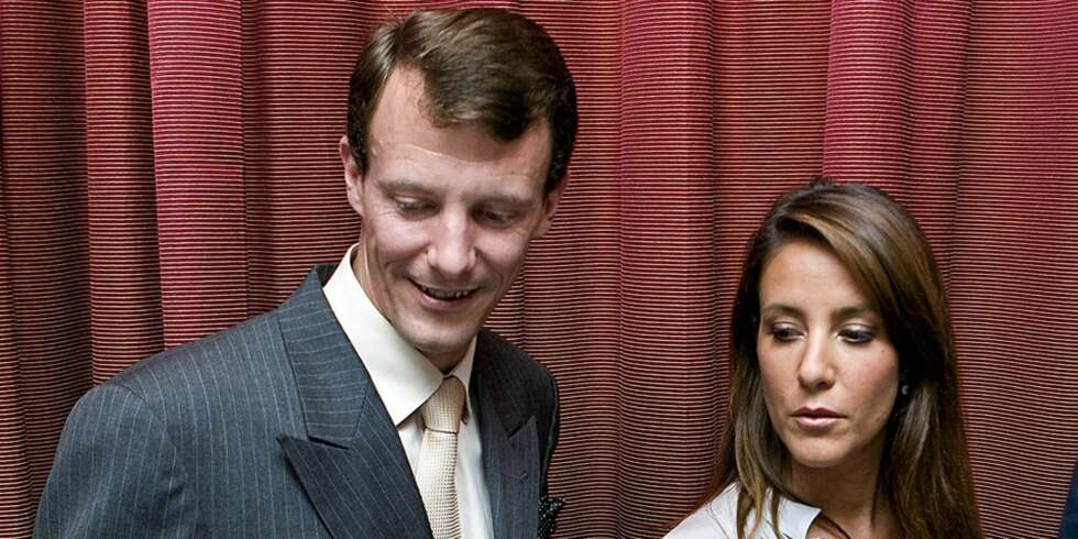 Hvetebrødsdagene er over for prinsesse Marie og prins Joachim. Han har sine embetsplikter, mens hun sliter med å finne sin plass i Danmarks rike. Hvetebrødsdagene er over for prinsesse Marie og prins Joachim. Han har sine embetsplikter, mens hun sliter med å finne sin plass i Danmarks rike.