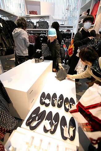 POPULÆR: Comme des Garçons' kolleksjon var populær blant japanerne. Her krangler to jenter om det siste skejrfet. POPULÆR: Comme des Garçons' kolleksjon var populær blant japanerne. Her krangler to jenter om det siste skejrfet.