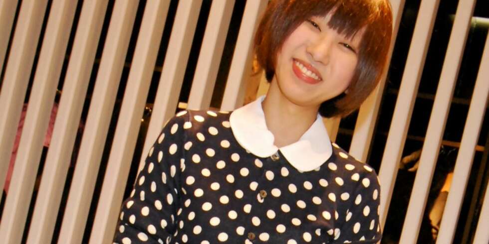 FORNØYD KUNDE: En japansk jente smiler bredt over sitt nyinnkjøpte antrekk fra Comme des Garçons. FORNØYD KUNDE: En japansk jente smiler bredt over sitt nyinnkjøpte antrekk fra Comme des Garçons.