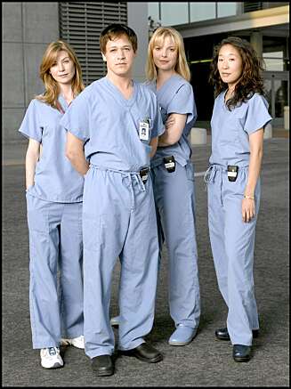 DAMENES MANN: T.R.Knight flankert av Ellen Pompeo, Katherine Heigl og Sandra Oh i TV_serien Grey's Anatomy.. DAMENES MANN: T.R.Knight flankert av Ellen Pompeo, Katherine Heigl og Sandra Oh i TV_serien Grey's Anatomy..