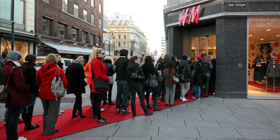 LANG KØ: Flere titalls personer stod i kø for å være de første til å kjøpe klær fra Comme des Garçons' kolleksjon for H&M. LANG KØ: Flere titalls personer stod i kø for å være de første til å kjøpe klær fra Comme des Garçons' kolleksjon for H&M.