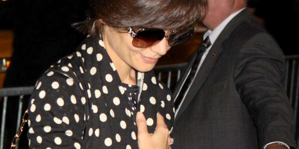 POLKADOTT: Katie Holmes har lagt sin elsk på polkadottskjerfet og kardiganen til Comme de Garçons-kolleksjon for H&M. POLKADOTT: Katie Holmes har lagt sin elsk på polkadottskjerfet og kardiganen til Comme de Garçons-kolleksjon for H&M.