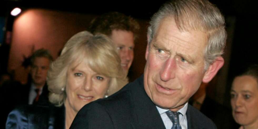 MORET SEG: Både Charles og Camilla koste seg under forestillingen "We Are most Amused" i forbindelse med Charles' 60-årsdag. MORET SEG: Både Charles og Camilla koste seg under forestillingen "We Are most Amused" i forbindelse med Charles' 60-årsdag.