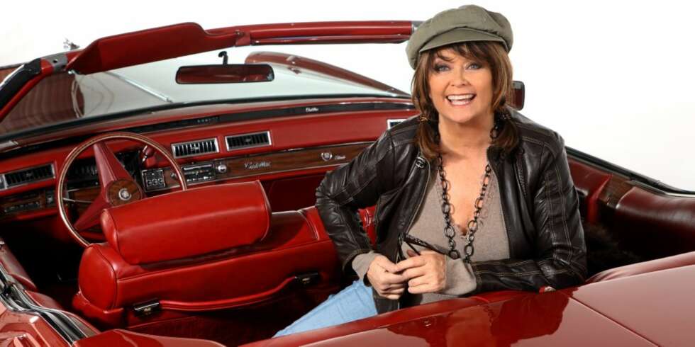 EDLE VETERANER: Wenche Myhre er utrolig nok 47-modell. Nå er den evigunge artisten klar for show i Oslo Konserthus. Bilen er en 78'-modell Cadillac. EDLE VETERANER: Wenche Myhre er utrolig nok 47-modell. Nå er den evigunge artisten klar for show i Oslo Konserthus. Bilen er en 78'-modell Cadillac.