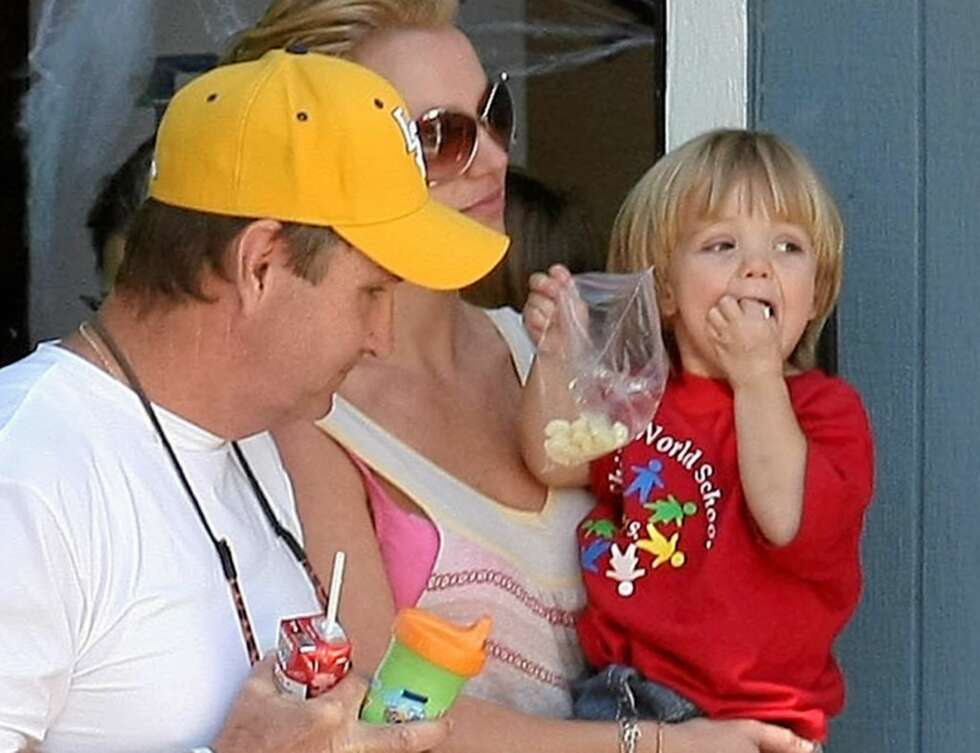 Pappa Jamie passer på datteren sin så til den milde grad at hun oplever det som et fengsel. Her er de to sammen for å hente guttene i barnehagen. Pappa Jamie passer på datteren sin så til den milde grad at hun oplever det som et fengsel. Her er de to sammen for å hente guttene i barnehagen.